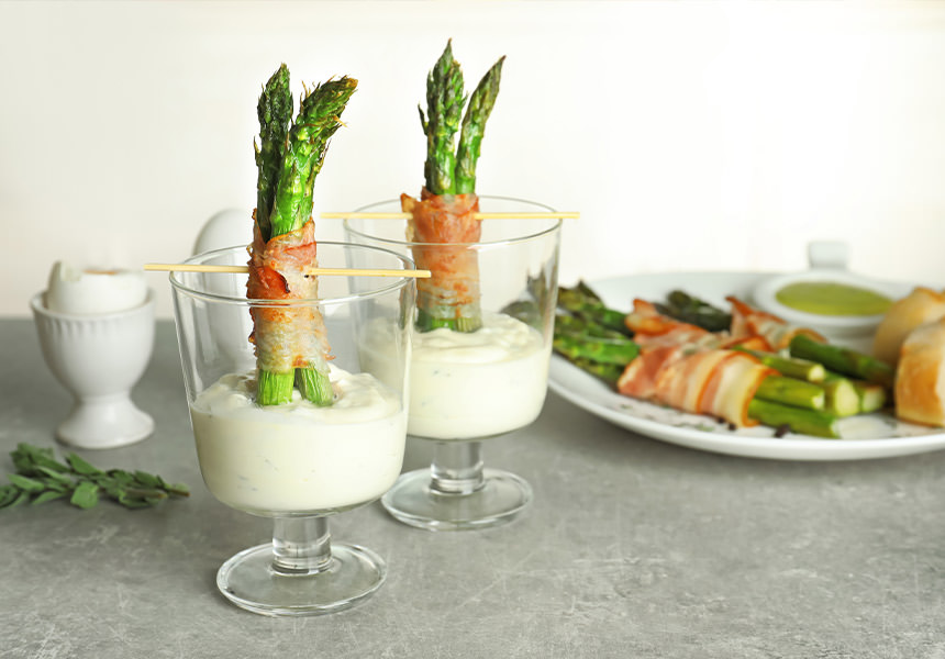 Bicchieri di asparagi e pancetta