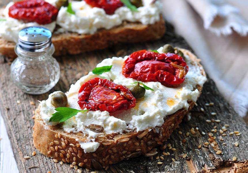 Bruschetta ai cereali con ricotta, pomodori secchi e capperi!