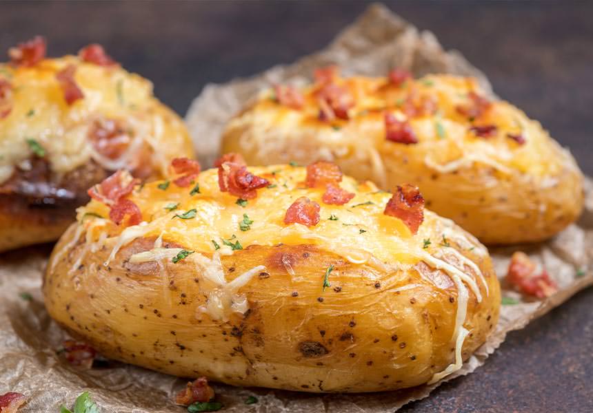 Patate al forno con taleggio e speck Patate al forno con taleggio e speck