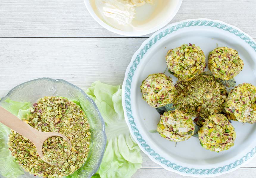 Palline di formaggio ricoperte di granella di pistacchio