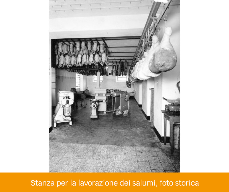 Pieragnoli - Stanza per la lavorazione dei salumi, foto storica
