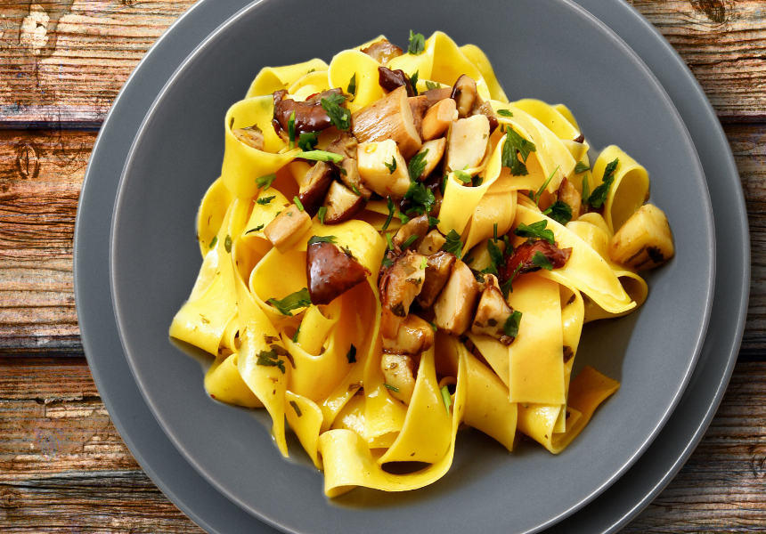 Tagliatelle funghi porcini e salsiccia tagliatelle funghi porcini e salsiccia