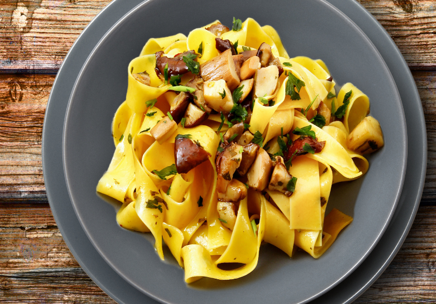 Tagliatelle funghi porcini e salsiccia toscana | Le ricette del Pieragnoli