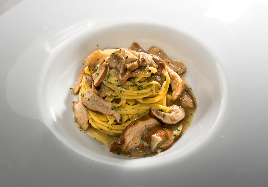 Tagliolini con funghi porcini Tagliolini con funghi porcini