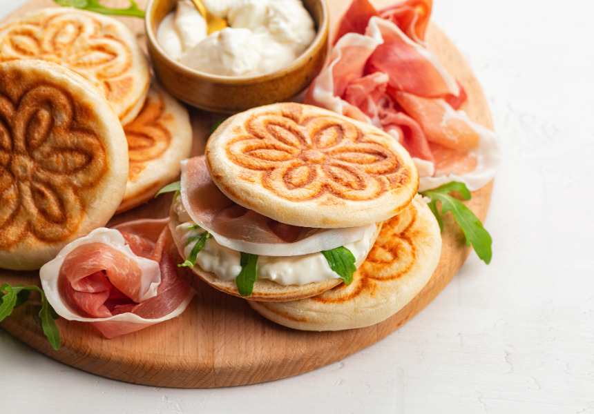 Tigelle con stracchino e prosciutto crudo